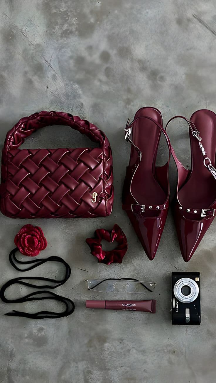 Foto com diversos acessórios na cor vermelho