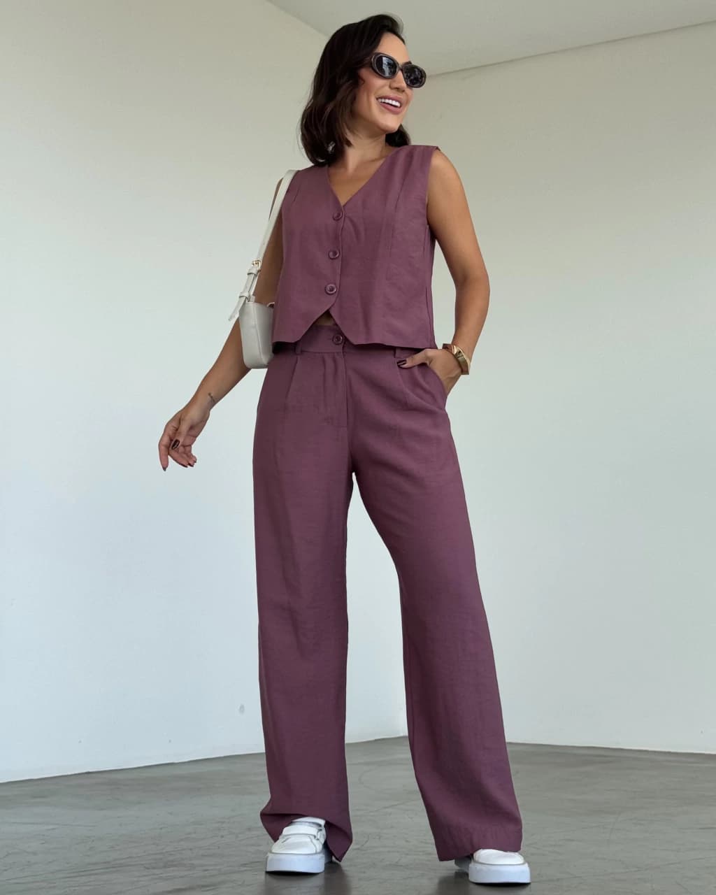 Modelo Meire usando conjunto calca e colete acasia roxo Modelo Meire usando conjunto calca e colete acasia roxo