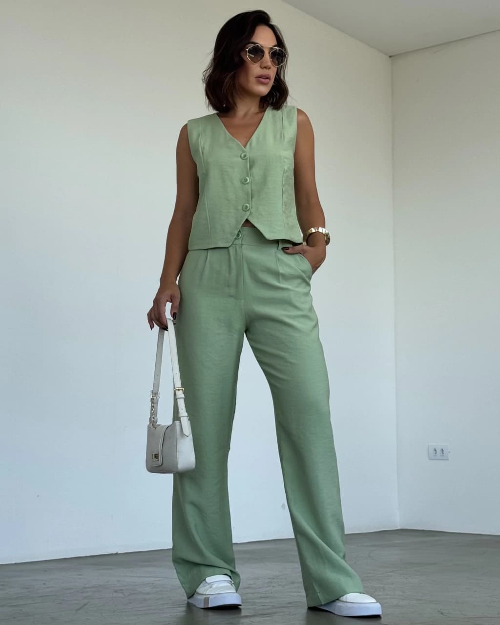 Modelo Meire usando conjunto calca e colete acasia verde menta Modelo Meire usando conjunto calca e colete acasia verde menta