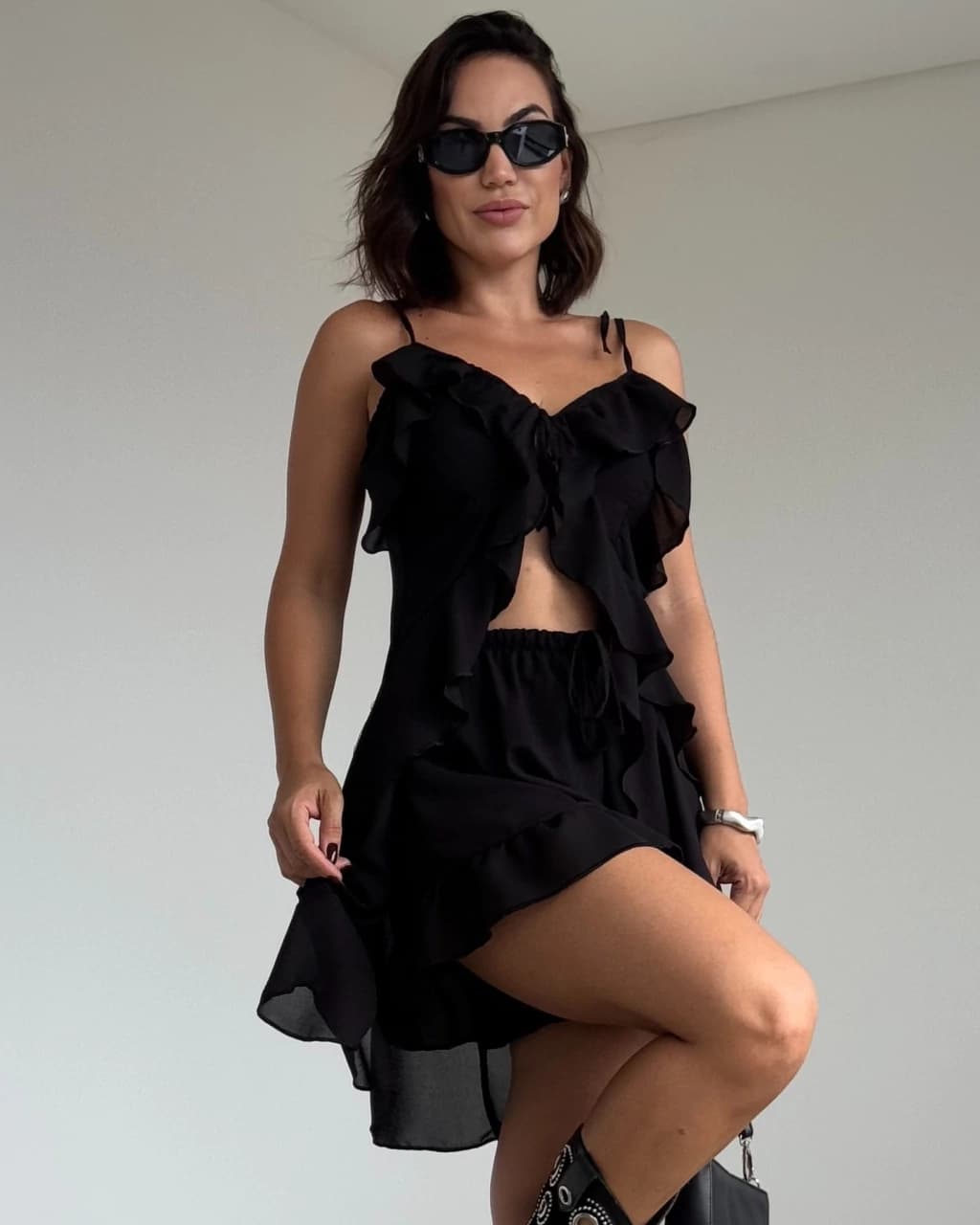 Modelo Meire usando uma conjunto shorts e blusa transpasada karine preto Modelo Meire usando uma conjunto shorts e blusa transpasada karine preto