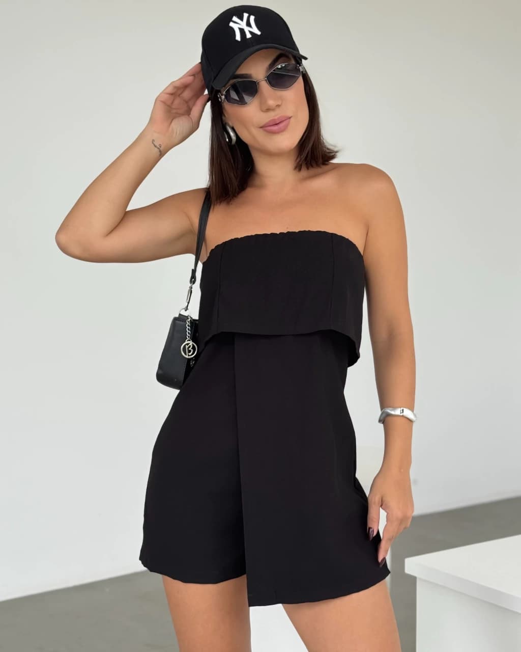 Modelo Meire usando Macaquinho Tomara Que Caia Ariel Preto Modelo Meire usando Macaquinho Tomara Que Caia Ariel Preto